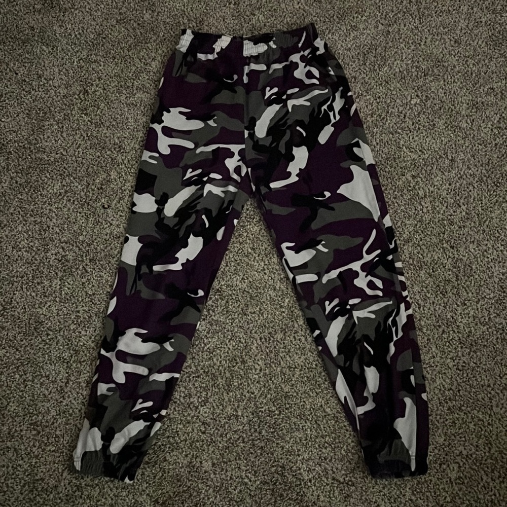 It’s a SHEIN sweatpants it’s a small it’s stretchy and and soft